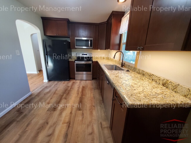 Photo - 823 Saturn Ave