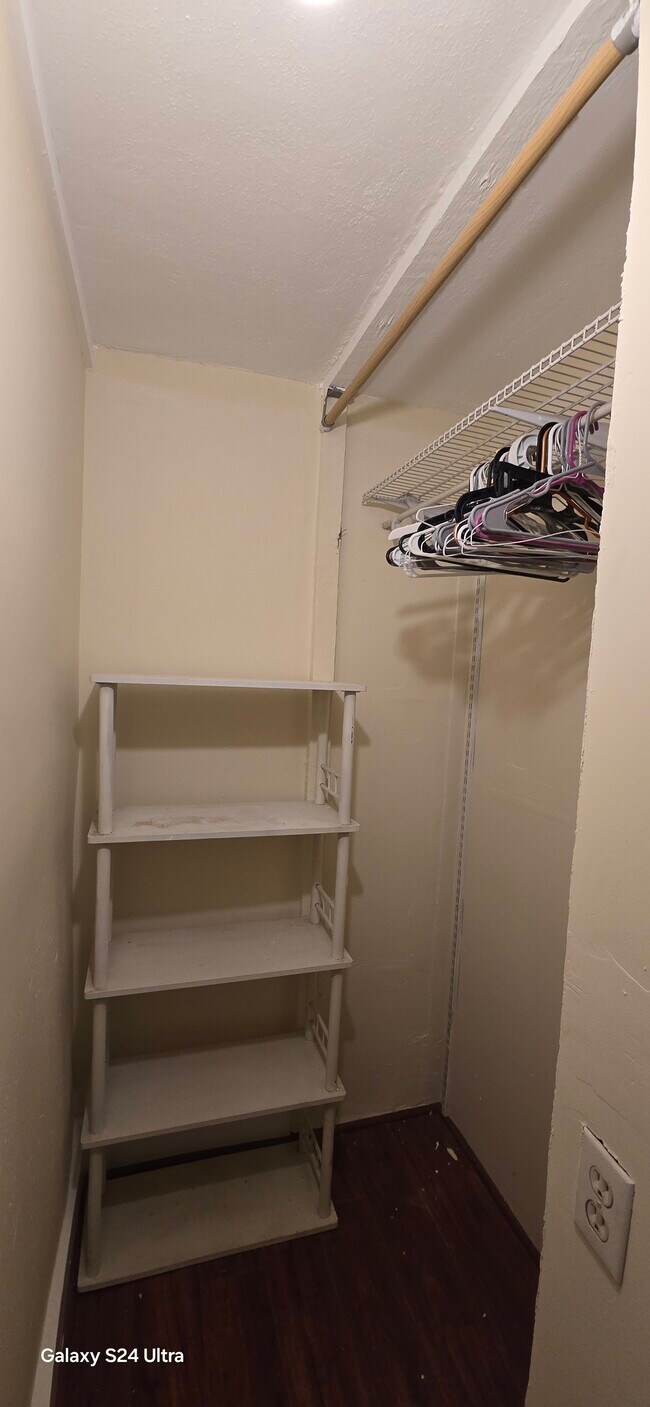 Closet - 1406 Manzanita St