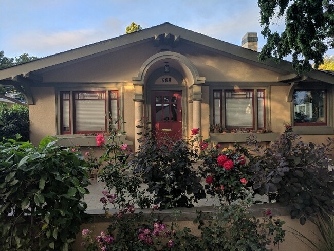 Building Photo - 588 S 15th St