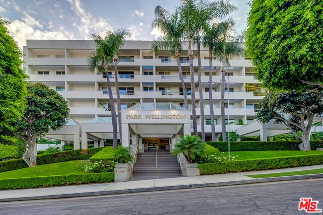 Building Photo - 1131 Alta Loma Rd Unit 208