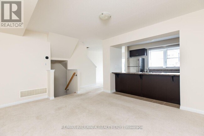 Photo - 142 Baycliffe Cres