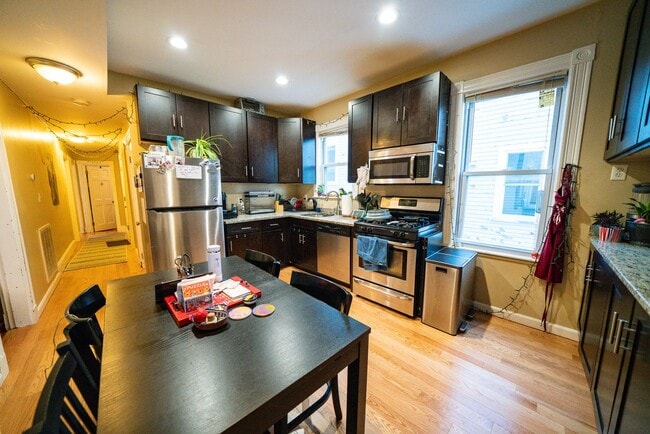 Building Photo - 35 Calumet St Unit 2