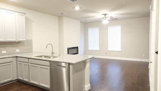 Photo - 332 Blackthorne Dr