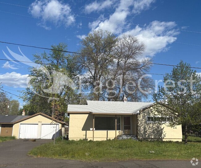 Building Photo - Two Bedroom House with Bonus Room Located ...