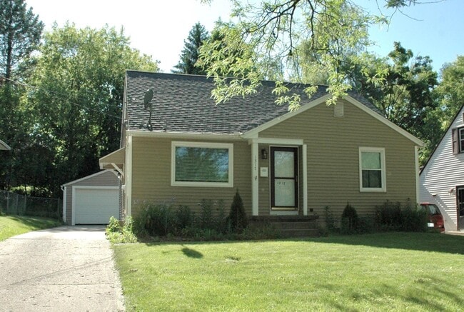 Building Photo - 1317 Herrick Ave NE Rental