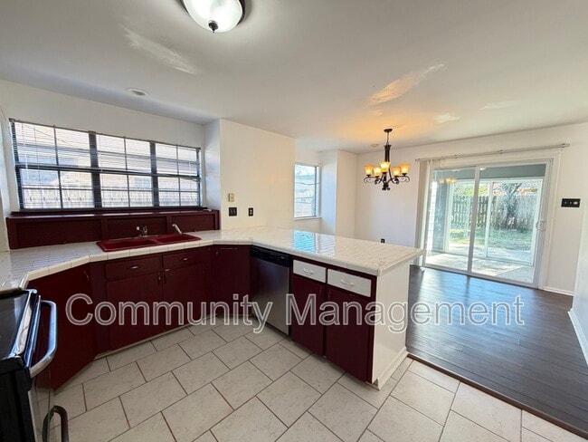 Photo - 533 Hadley Dr