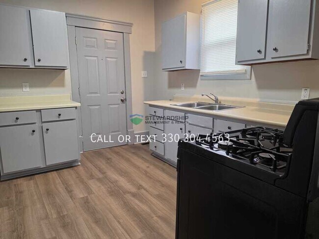 Photo - 149 Rhodes Ave Unit Downstairs