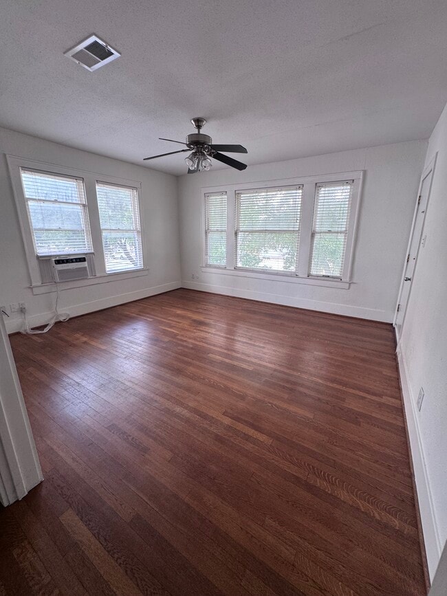 Building Photo - 1220 Waugh Dr