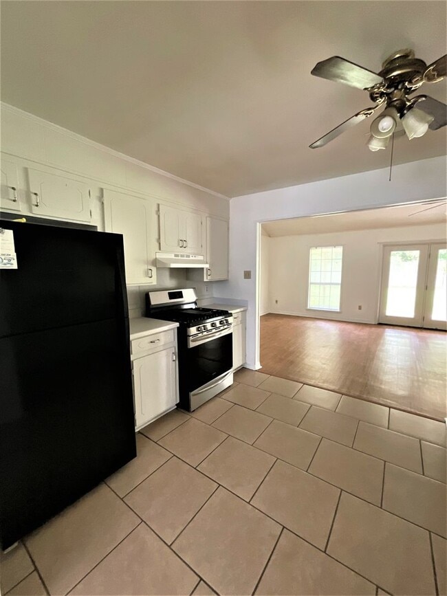 Photo - 1692 Stacy St