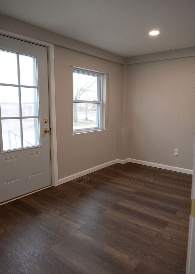 Photo - 115 E 6th St