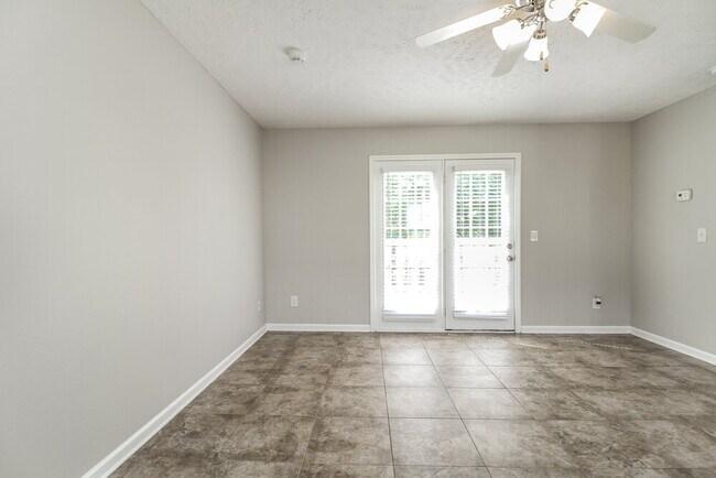 Photo - 127 Lyndhurst Dr