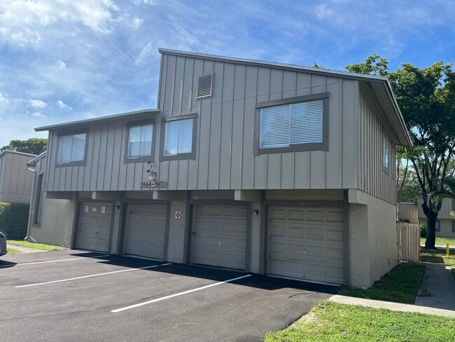 Building Photo - 5870 NW 22nd St Rental
