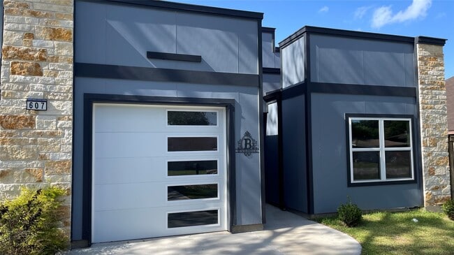 Building Photo - 607 Schurmier Rd