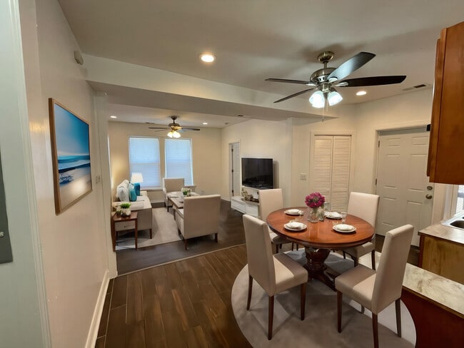 Photo - 1635 W 57th St Unidad 1