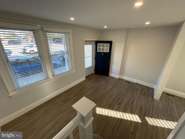 Photo - 760 W Railroad Ave