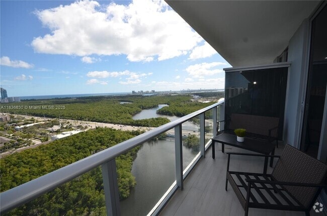 Building Photo - 16385 Biscayne Blvd Unit 2820 Rental