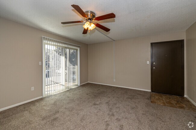 2BR, 1BA - 900SF - Family Room