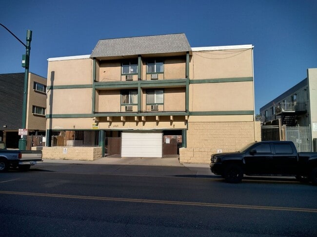 Building Photo - 1425 N Yosemite St