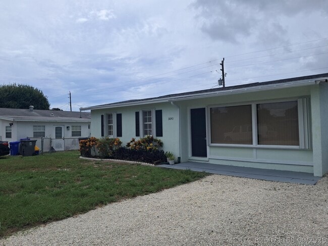 Building Photo - 3643 Betty Ann Ct W