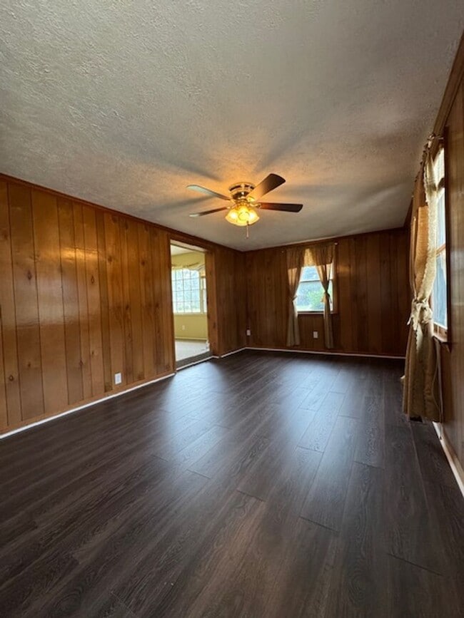 Photo - 709 Luther Dr