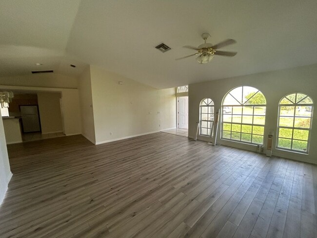 Photo - 870 Rue Labeau Cir