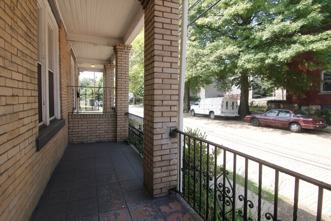 Building Photo - 620 West St Unit 2