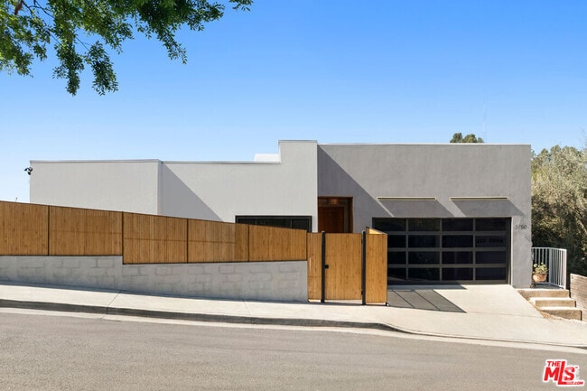 Building Photo - 3750 Roberta St Rental