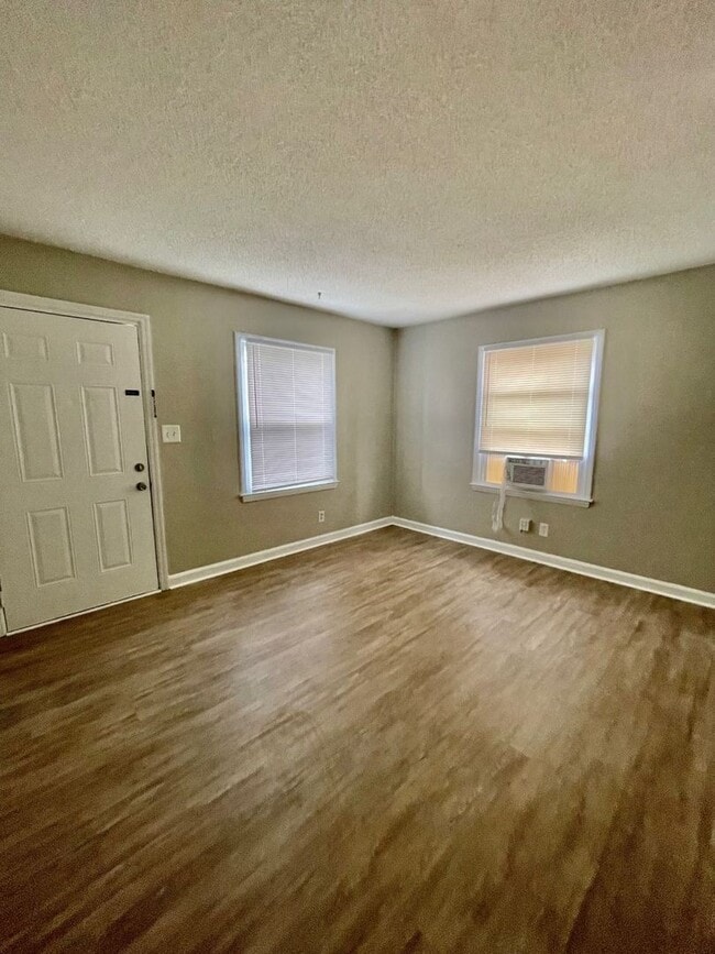 Photo - Adorable 2 bedroom 1 bath home . Located in the Belmont area .