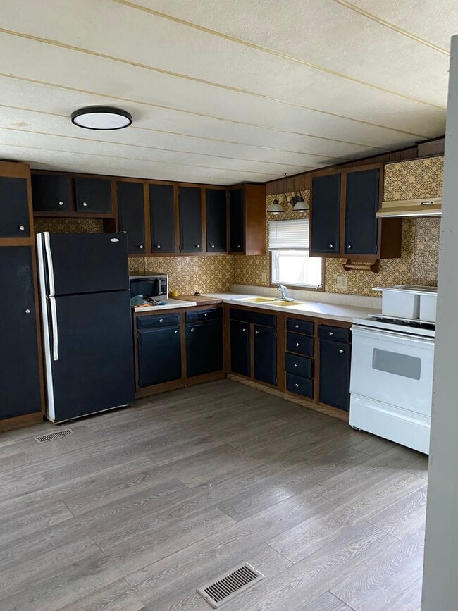 Building Photo - 16945 Rooster Ln Unit #6 Mobile Home