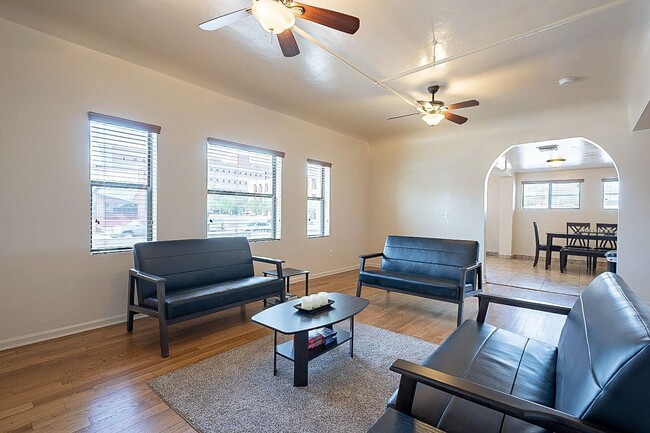 Photo - 928 E 6th St Unidad 1