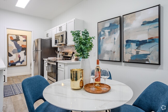 2BR, 2BA - 1006SF Mint - Dining Area