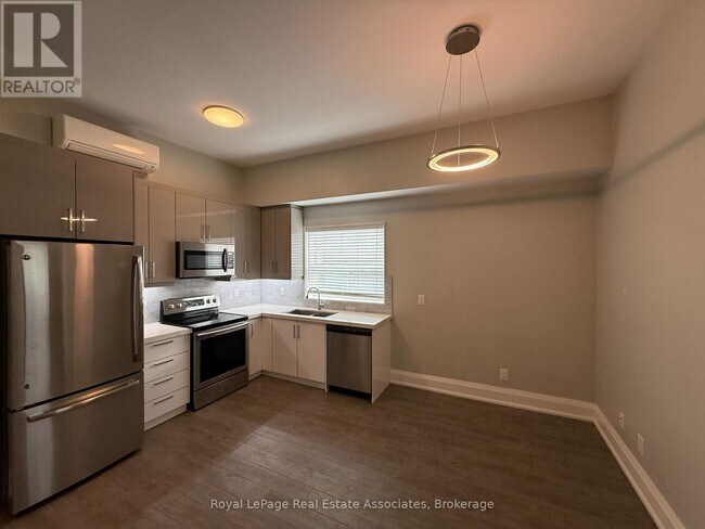 Photo - 2548 Eglinton Ave W