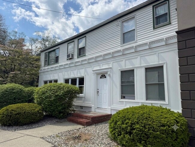 Building Photo - 0-17 Saddle River Rd