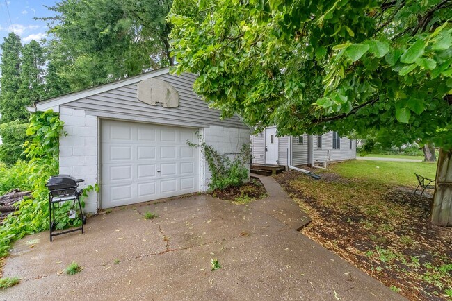 Photo - 325 Stewart St