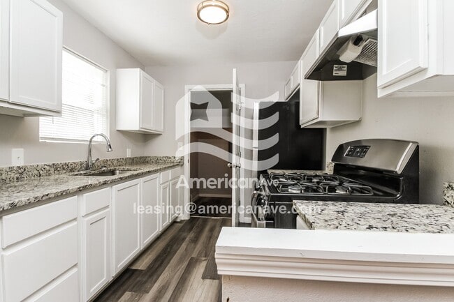 Photo - 328 W 46th Pl N Casa