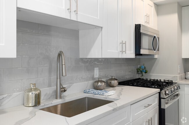 1BR, 1BA - 738SF - Kitchen