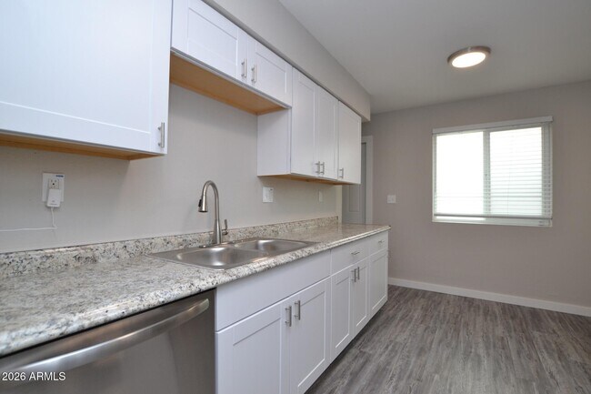 Photo - 2210 W Devonshire Ave Unit 8