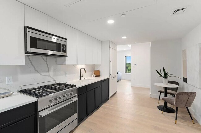 Building Photo - Parking Included + Amenities + 1.5 Month F... Rental