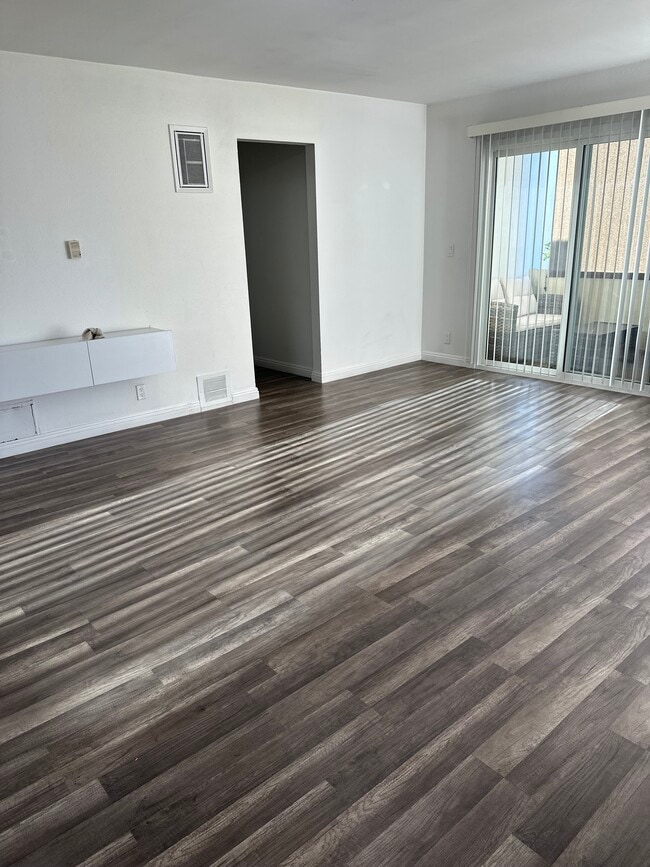 Building Photo - 12351 Oxnard St Unit 2 Rental