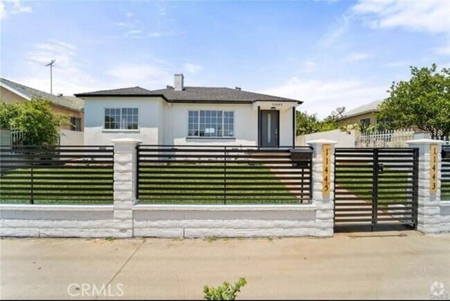 Building Photo - 11445 Saticoy St Rental