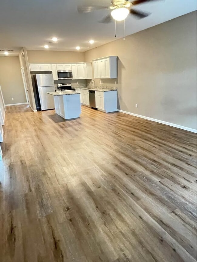 Building Photo - 300 E Ford St Rental