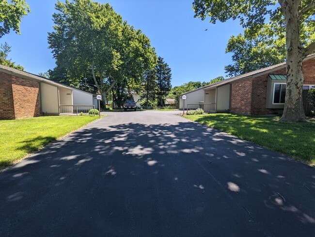 Building Photo - 4798 Moreland Dr W Unit 4798 Moreland Dr