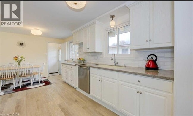Photo - 275 Kingswood Dr