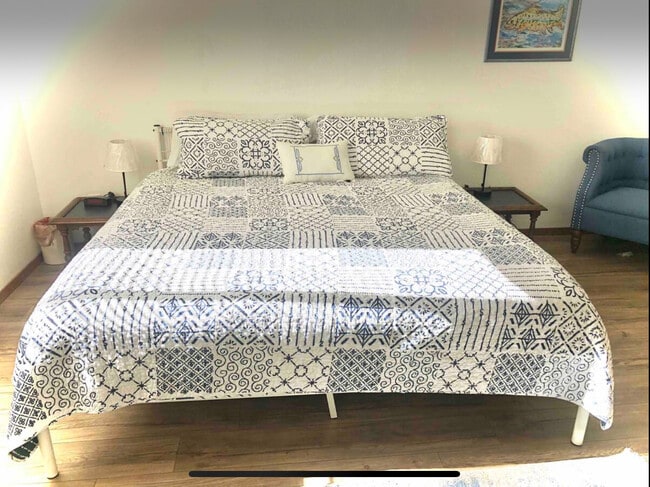 cama king - 8659 Chancellor Dr Unidad King Bedroom