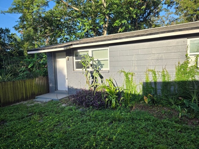 Building Photo - 2 BEDROOM 1 BATH NEAR USF Rental