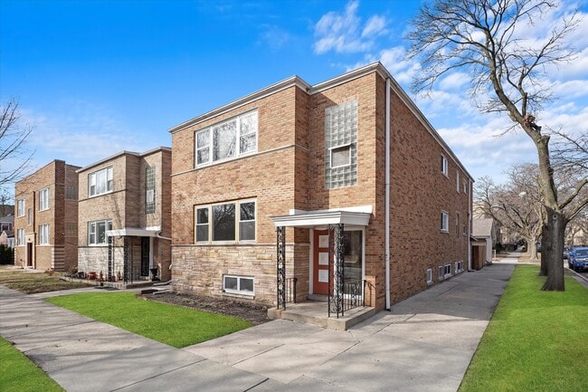 Building Photo - 7056 N Rockwell St Unit 1st floor