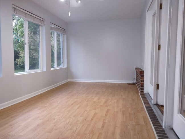 Building Photo - 2 bedroom 1.5 bath condo near ETSU