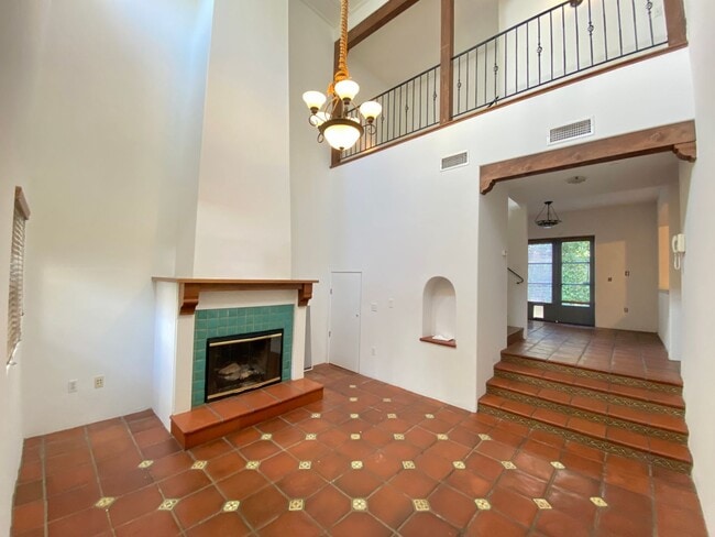 Building Photo - 1414 N Harper Ave Unit 7121 - APT 16