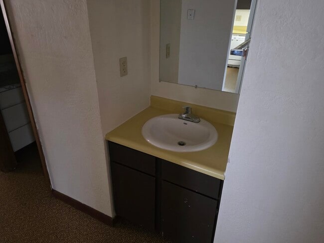 Building Photo - 352 Catron St N