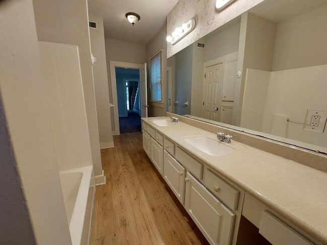 Building Photo - Gorgeous 3 bedroom, 1 bath home south of Haysville